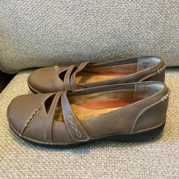 Unstructured Clarks 7.5 brown Mary Jane - Picture 2 of 10